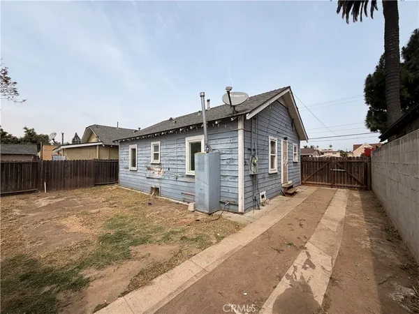 a view of a house with backyard