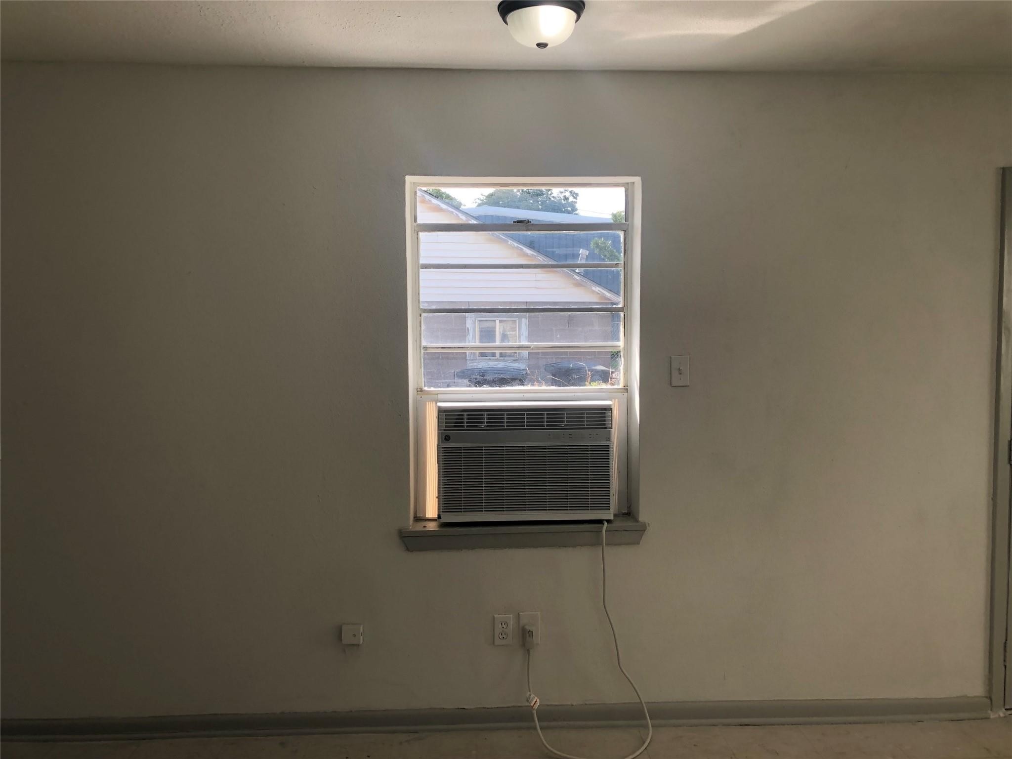 404 James Houston, TX 77009 - Photo 10 of 11 a bathroom with a window
