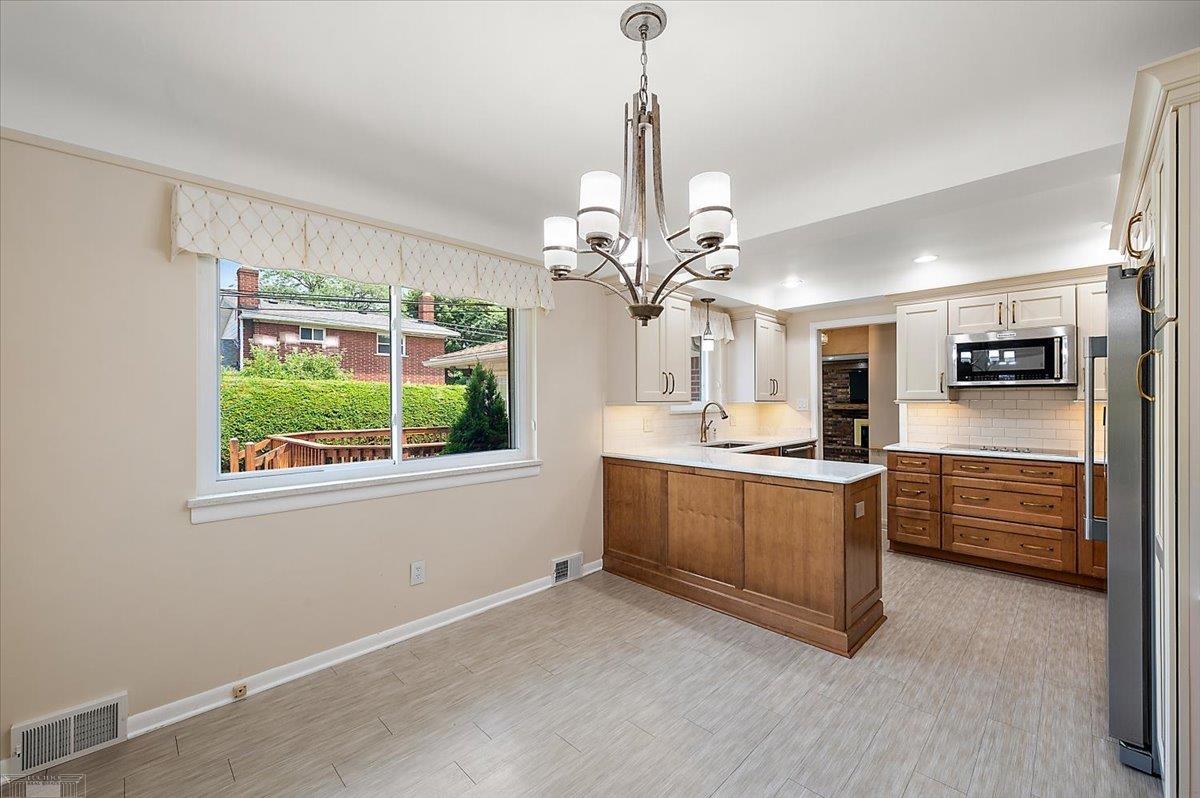632 South Rosedale Court Grosse Pointe Woods, MI 48236 - Photo 10 of 63