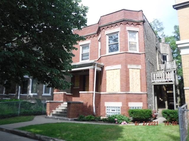 7425 South Harvard Avenue Chicago, IL 60621 - Photo 2 of 2 a front view of a house with garden