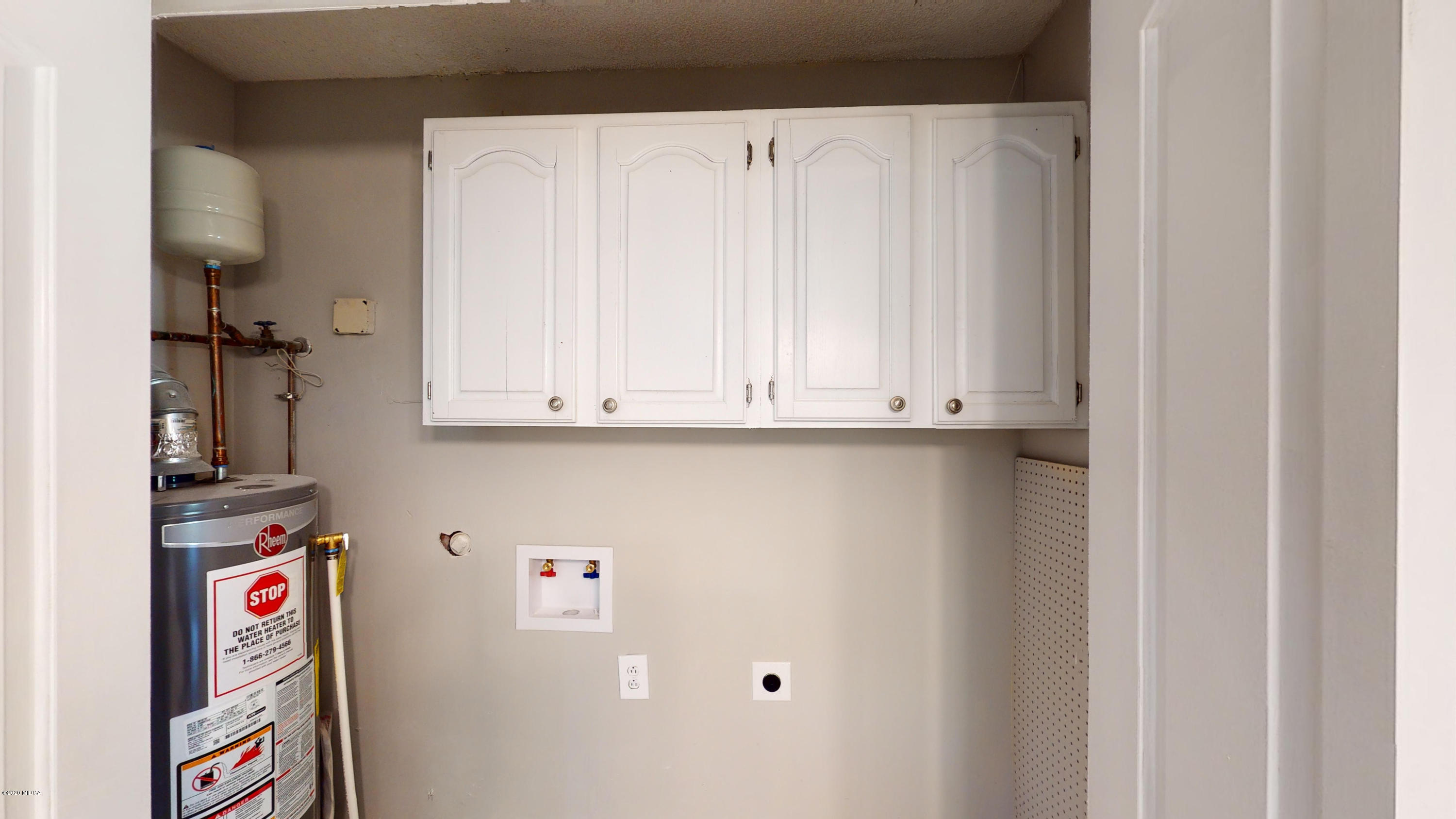 7228 Columbus Road Lizella, GA 31052 - Photo 8 of 41 a close up of a cabinets