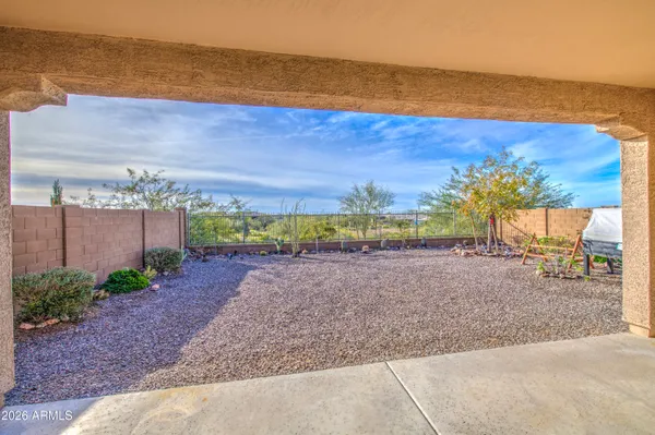 a view of a backyard