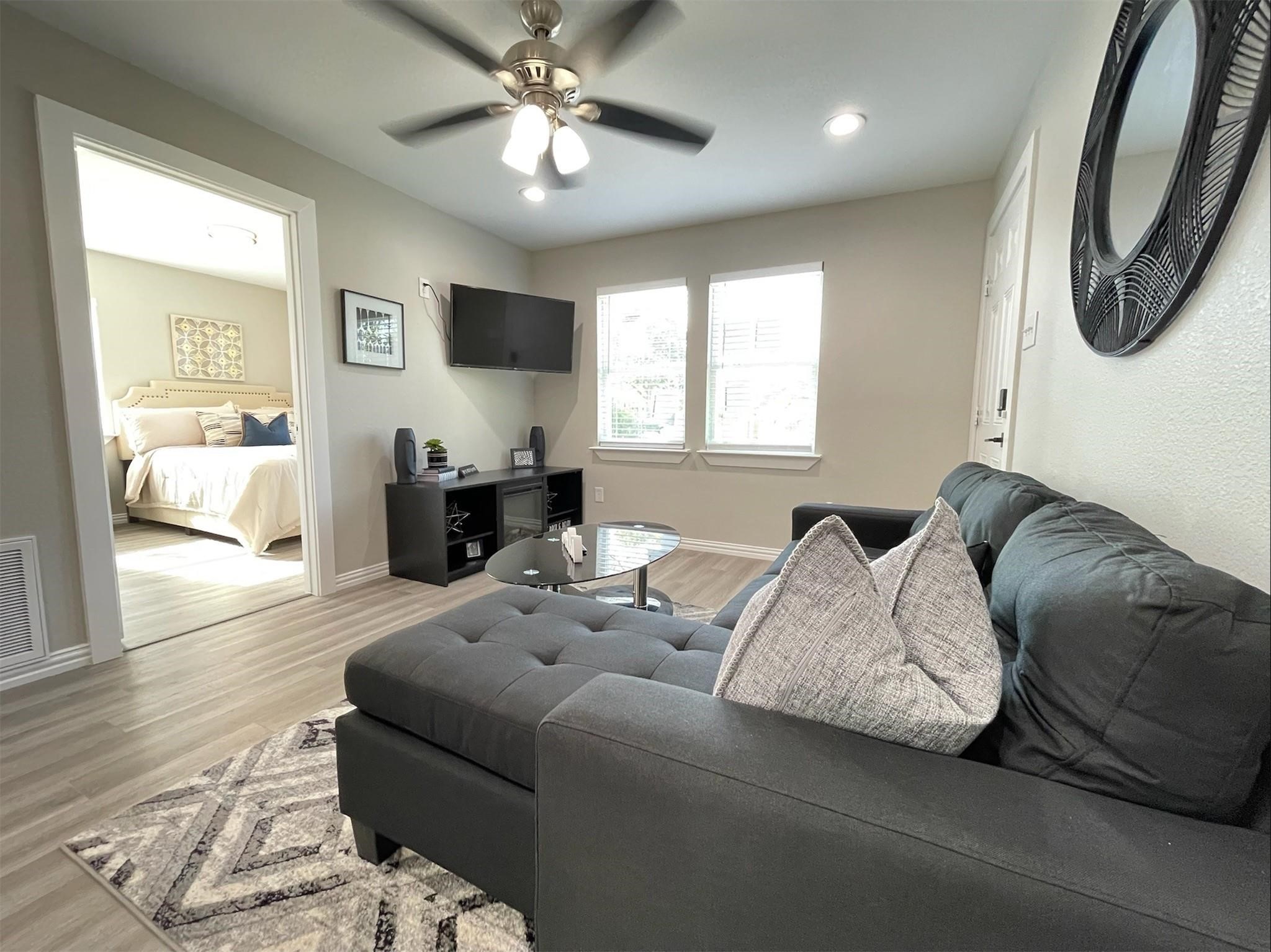 4326 Alconbury Lane, Unit 5 Houston, TX 77021 - Photo 8 of 28 a living room with furniture and a large window
