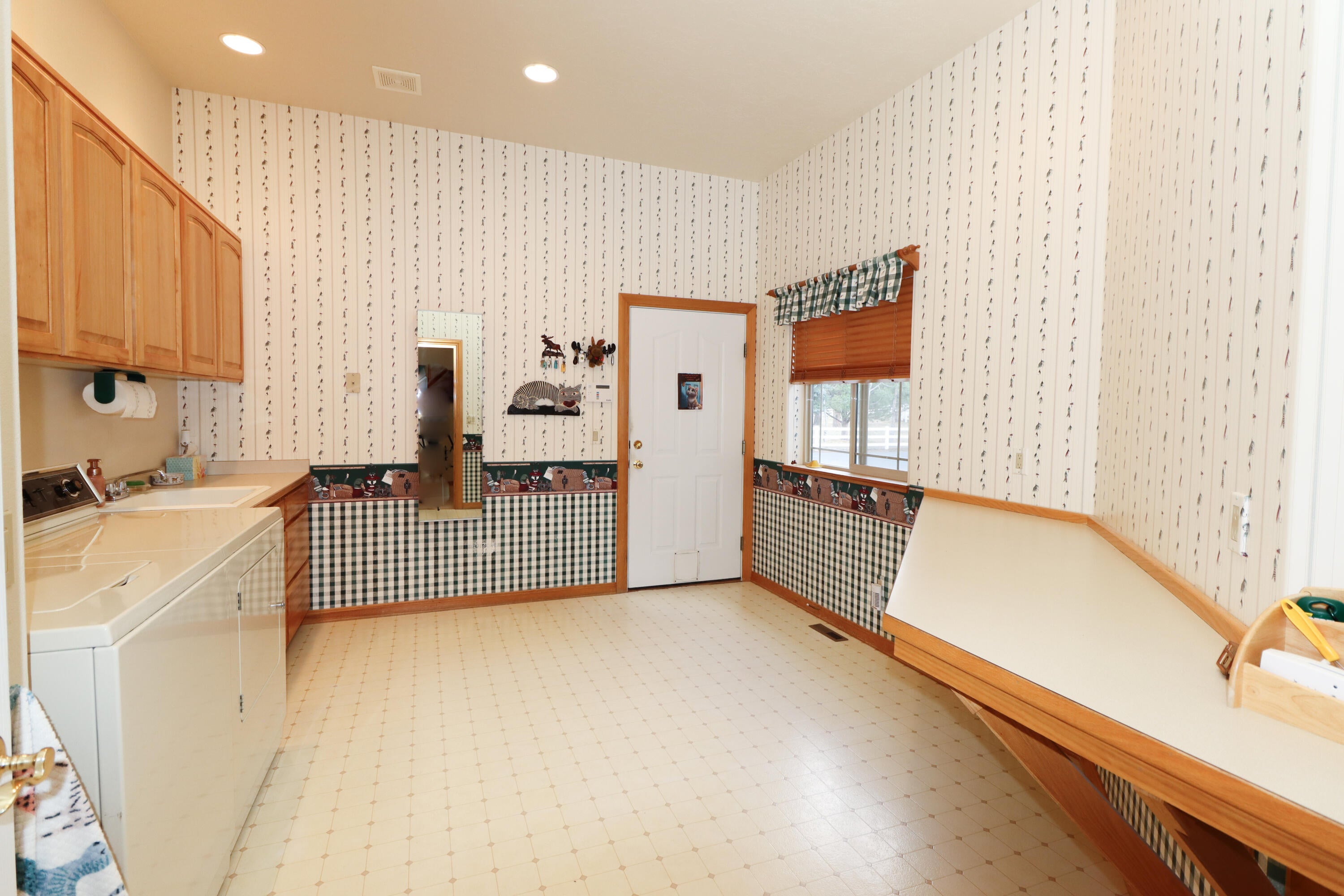 60485 Billadeau Road Bend, OR 97702 - Photo 24 of 47 Laundry/Mud Room