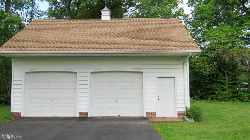 Oversized 2/car Garage w/2nd Floor Bonus Room