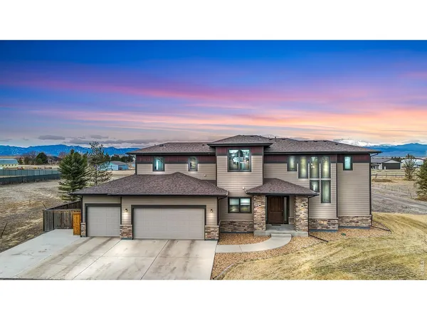 a black and white photo of a building