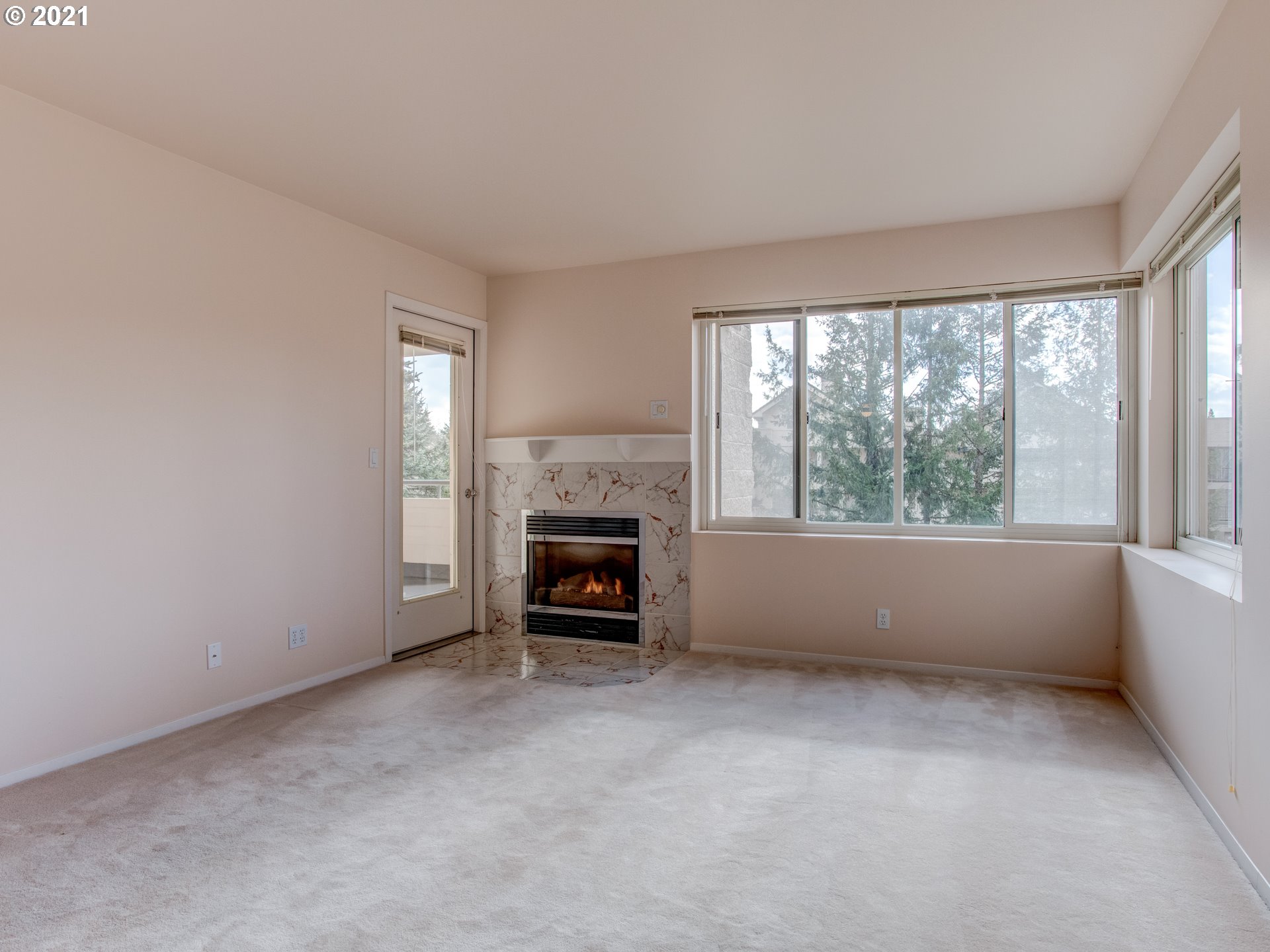 6665 West Burnside Road, Unit 414 Portland, OR 97225 - Photo 4 of 30 Living Room