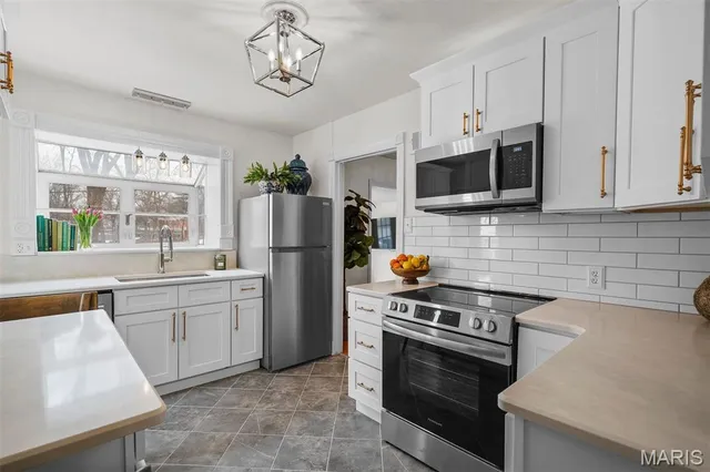 $599,900 | 8417 Colonial Lane, St. Louis, MO 63124