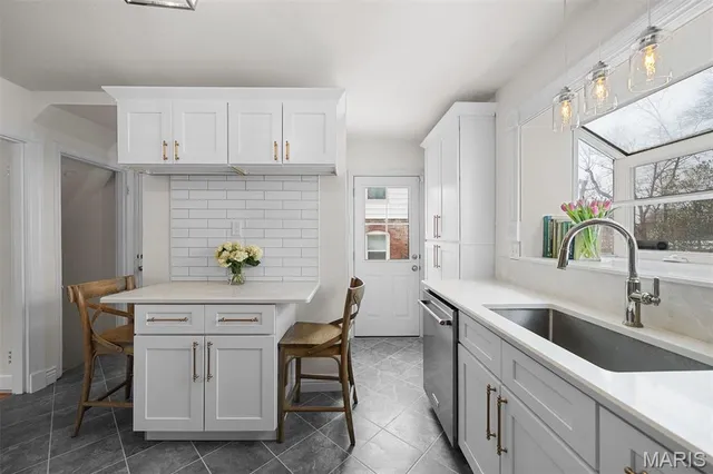 $599,900 | 8417 Colonial Lane, St. Louis, MO 63124