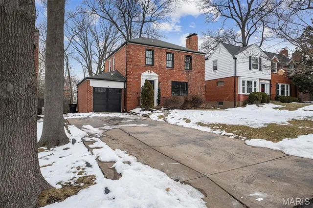 $599,900 | 8417 Colonial Lane, St. Louis, MO 63124