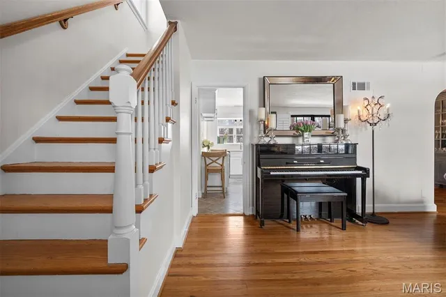 $599,900 | 8417 Colonial Lane, St. Louis, MO 63124