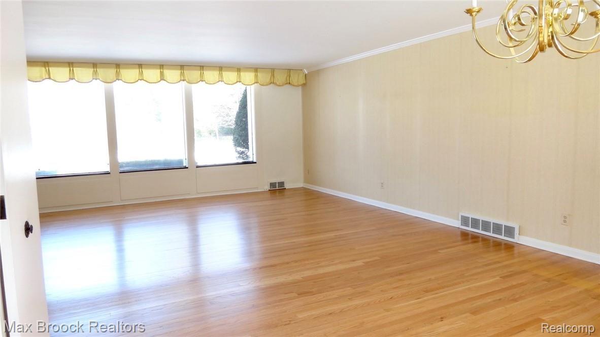 295 Cloverly Road Grosse Pointe, MI 48236 - Photo 12 of 40 LIVING ROOM VIEW #2