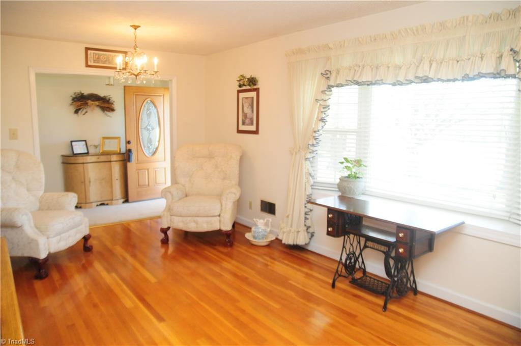 637 Ritters Lake Road Greensboro, NC 27406 - Photo 5 of 20 Gallery Image 5