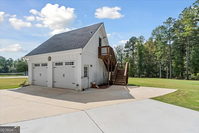 a view of a house with backyard and trees