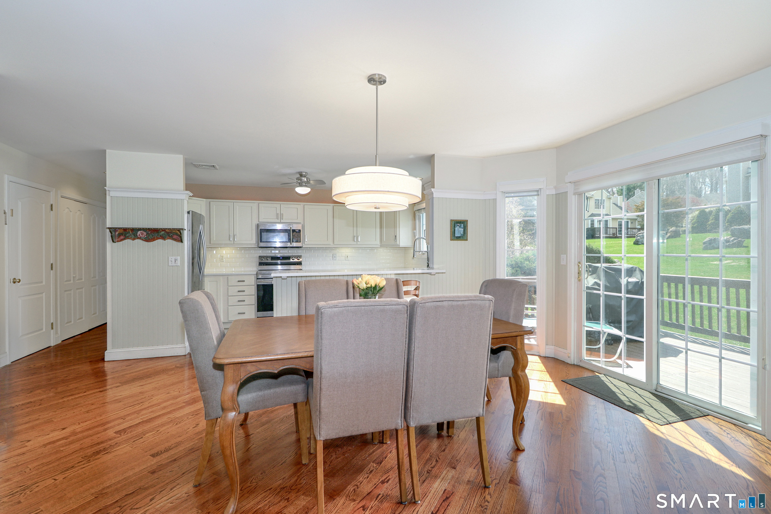 415 Pitkin Hollow, Unit 415 Trumbull, CT 06611 - Photo 6 of 35 Dinnig room