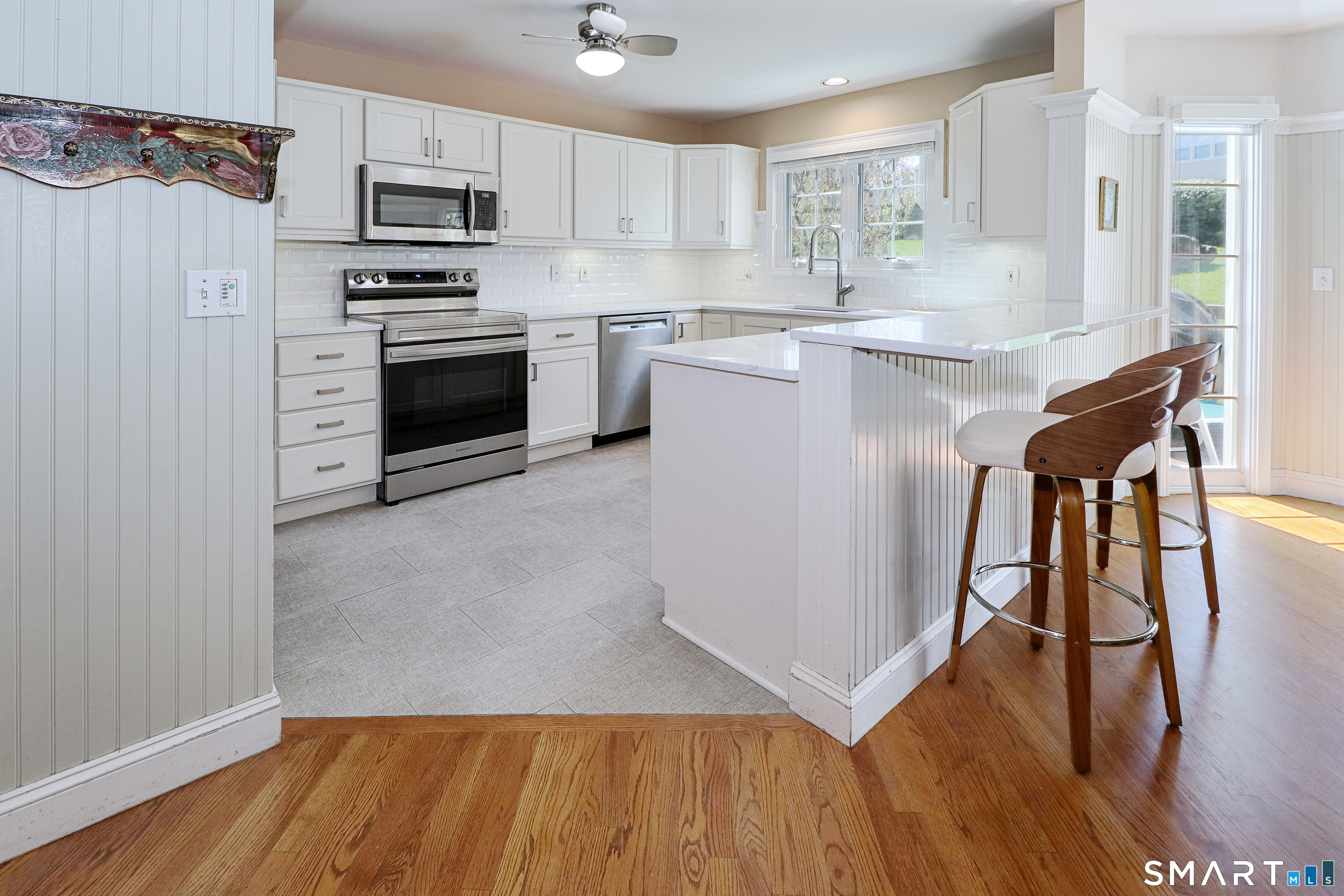 415 Pitkin Hollow, Unit 415 Trumbull, CT 06611 - Photo 9 of 35 Beautiful kitchen with quartz countetops
