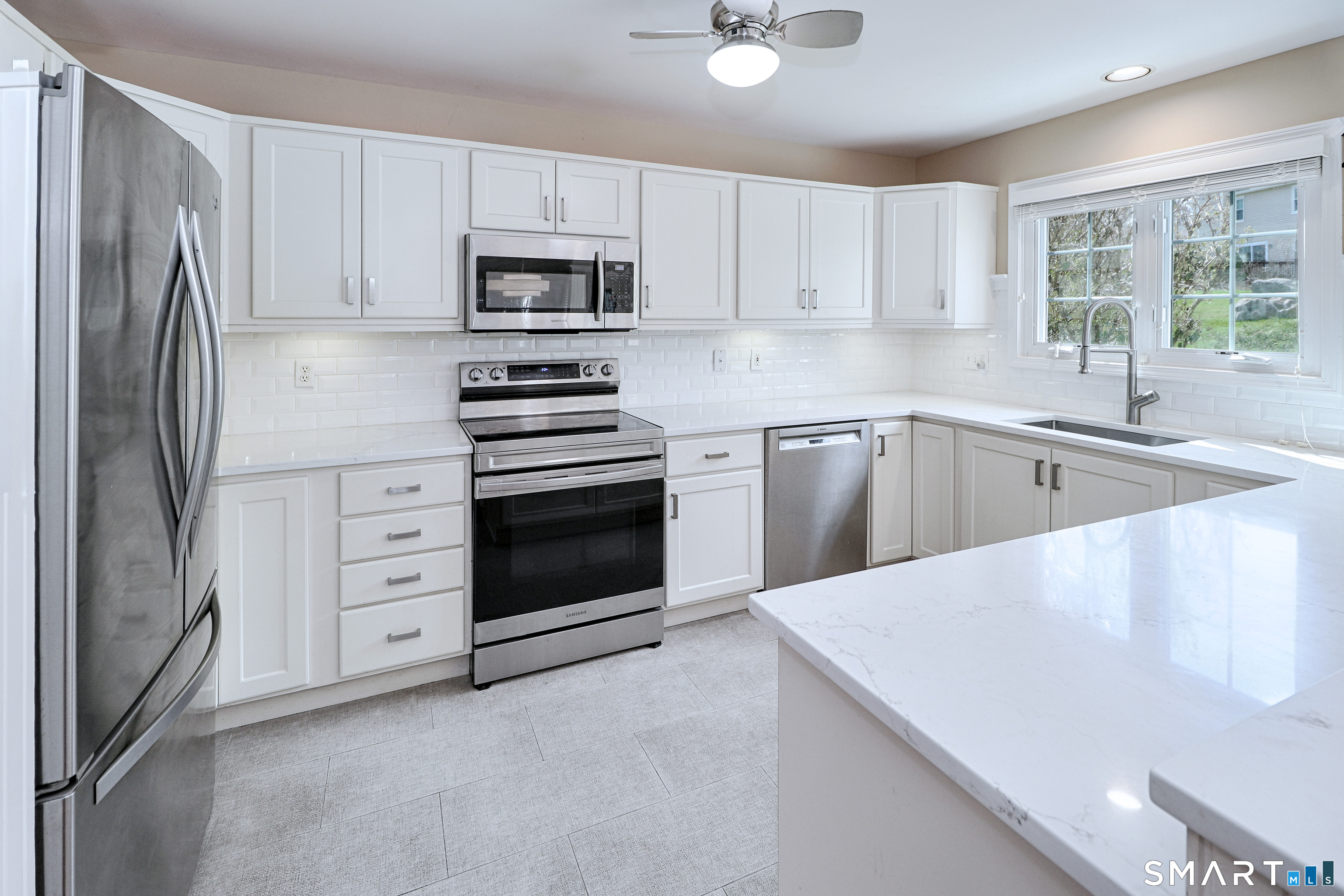 415 Pitkin Hollow, Unit 415 Trumbull, CT 06611 - Photo 10 of 35 Kitchen with new stove