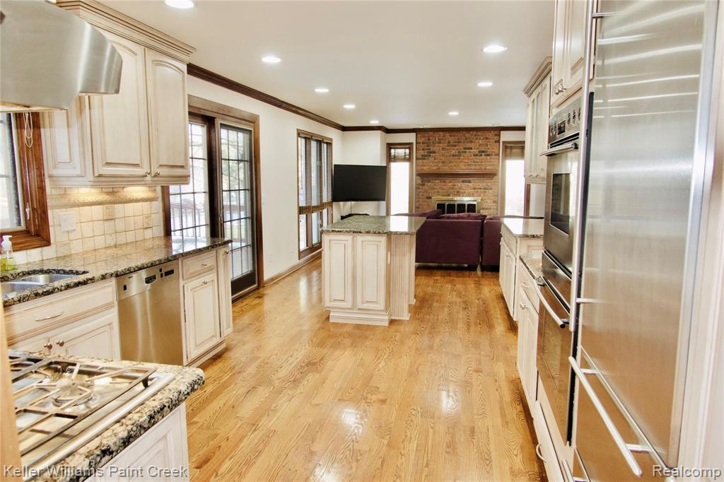 1187 Chaffer Drive Rochester Hills, MI 48306 - Photo 7 of 33