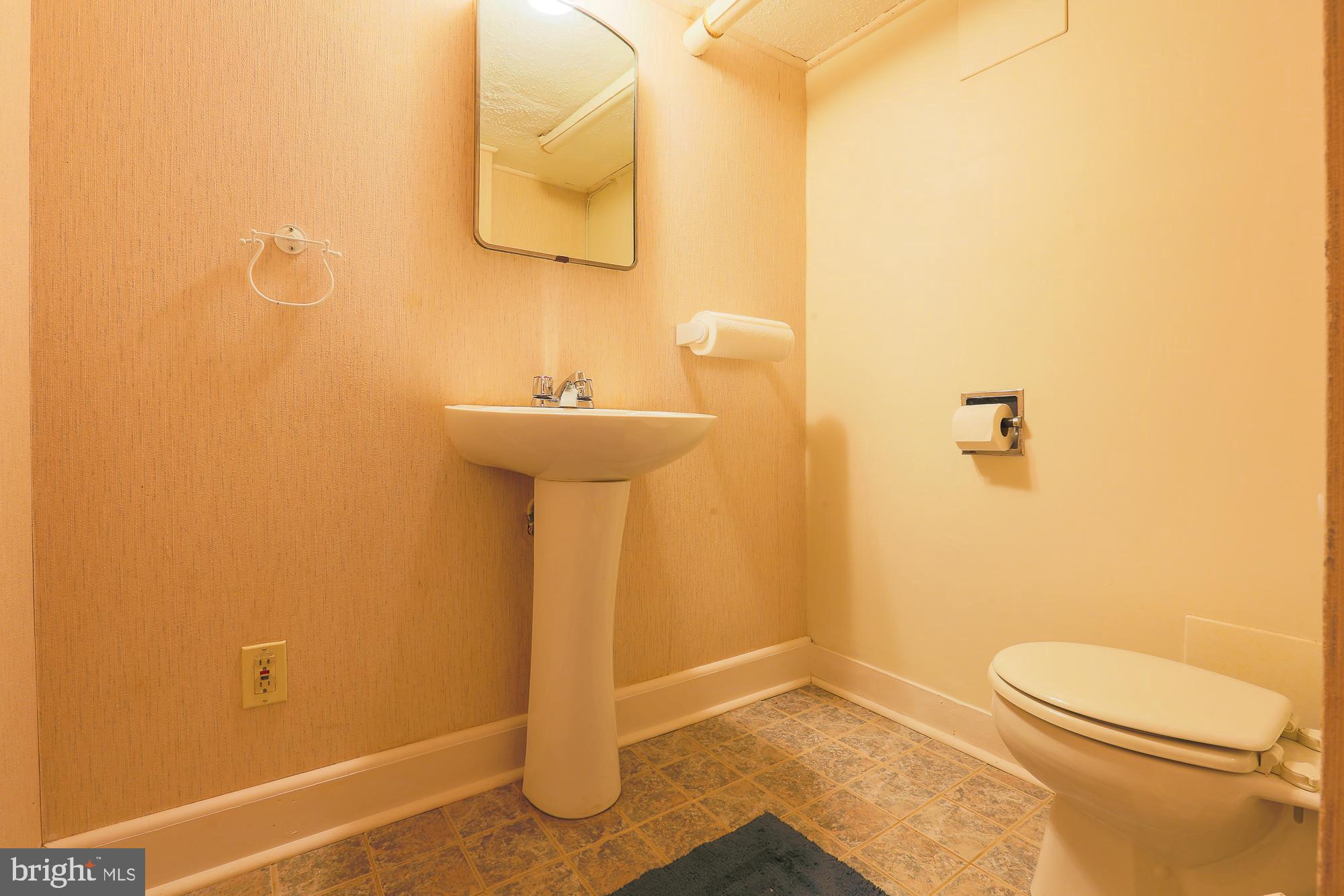 428 Kenneth Square Baltimore, MD 21212 - Photo 27 of 33 Powder Room