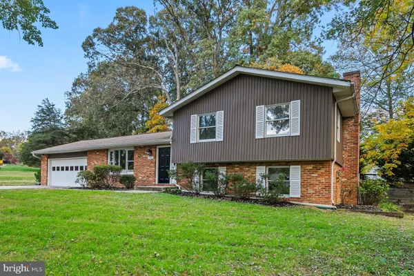 a view of a house with backyard