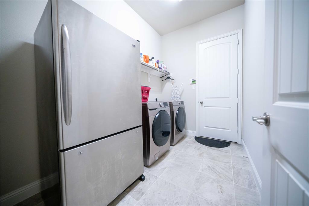 2630 Flat Bush Avenue Midlothian, TX 76065 - Photo 17 of 32 a utility room with dryer and washer