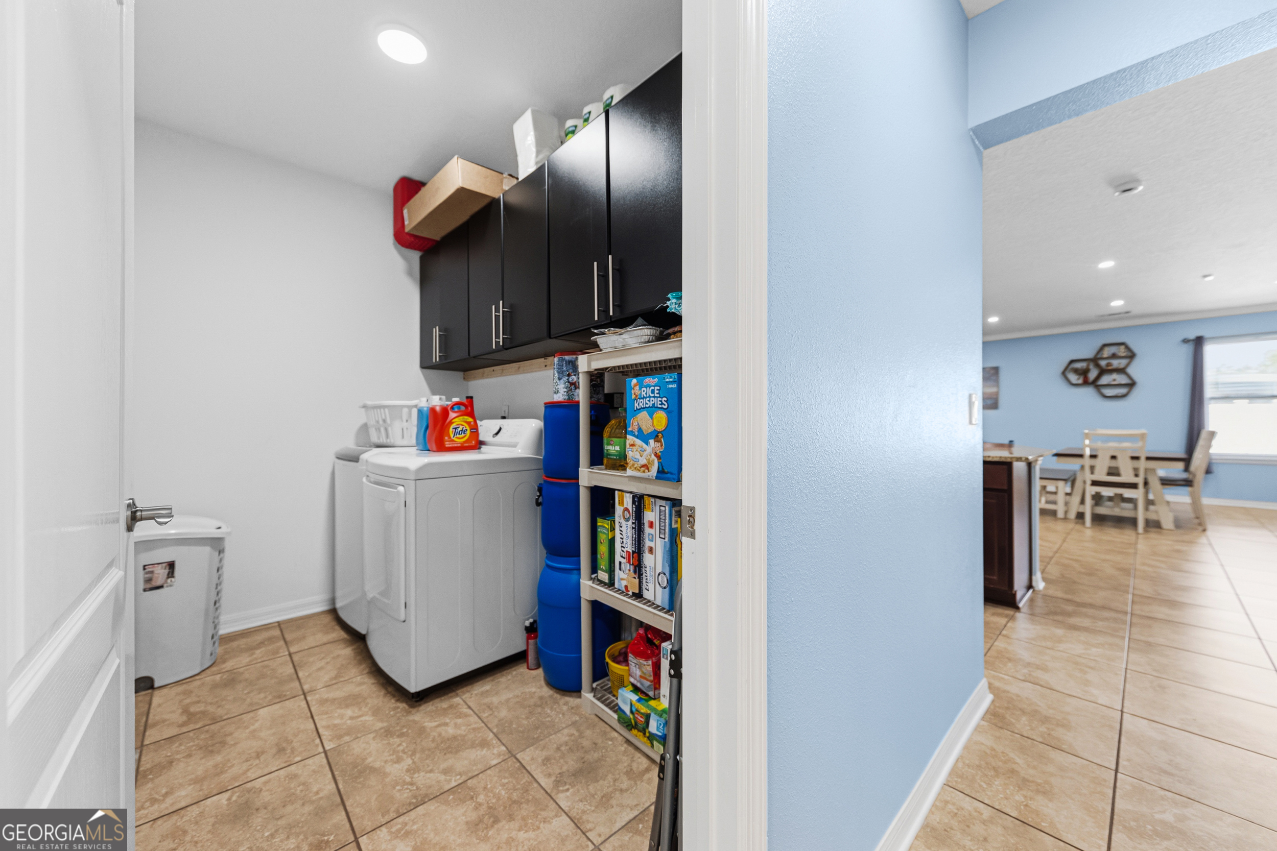 135 Walnut Way Kingsland, GA 31548 - Photo 27 of 35 a room with furniture and a book shelf