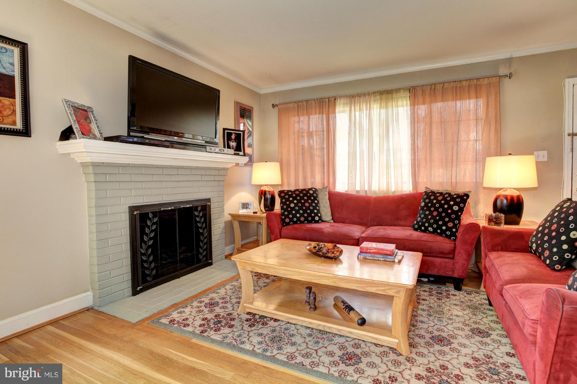 416 Kerwin Road Silver Spring, MD 20901 - Photo 5 of 18 Living Room