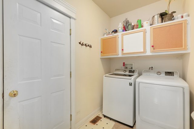 1350 Hunters Ridge West Hoffman Estates, IL 60192 - Photo 31 of 41 a utility room with dryer and washer