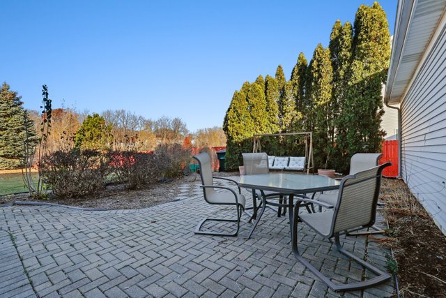 1350 Hunters Ridge West Hoffman Estates, IL 60192 - Photo 32 of 41 a view of a patio