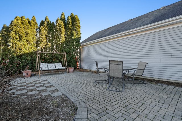 1350 Hunters Ridge West Hoffman Estates, IL 60192 - Photo 33 of 41 a view of a backyard with sitting area