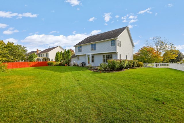 1350 Hunters Ridge West Hoffman Estates, IL 60192 - Photo 34 of 41 a front view of a house with garden