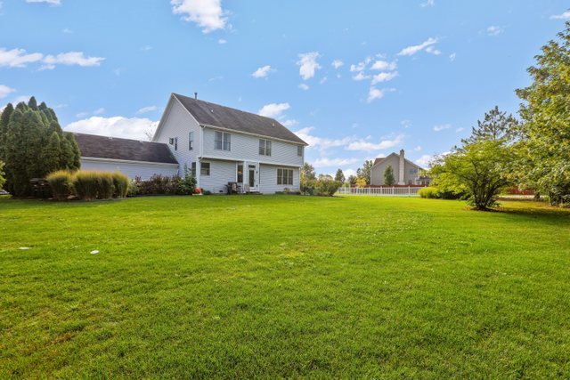 1350 Hunters Ridge West Hoffman Estates, IL 60192 - Photo 35 of 41 a house view with a garden space