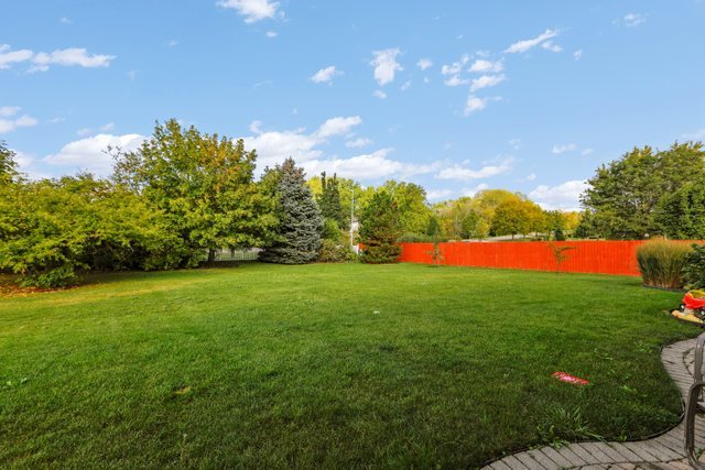 1350 Hunters Ridge West Hoffman Estates, IL 60192 - Photo 37 of 41 a backyard of a house with lots of green space