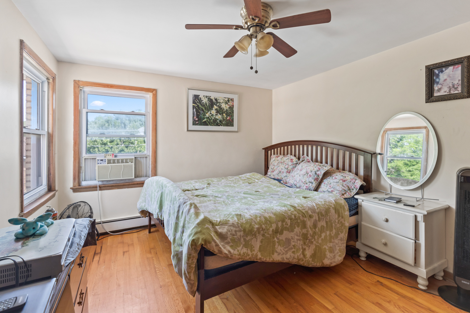 2650 West Touhy Avenue Chicago, IL 60645 - Photo 8 of 17 a bedroom with a bed and a table in it