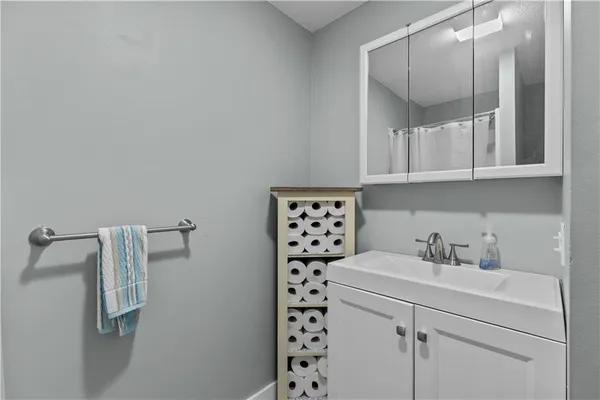 $2,200 | 66 Girard Avenue, Unit 114, Newport, RI 02840