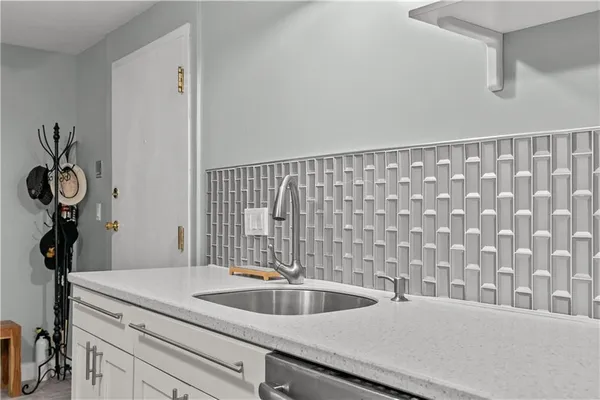 $2,200 | 66 Girard Avenue, Unit 114, Newport, RI 02840