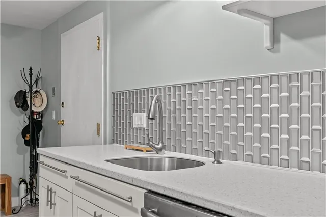 $2,200 | 66 Girard Avenue, Unit 114, Newport, RI 02840