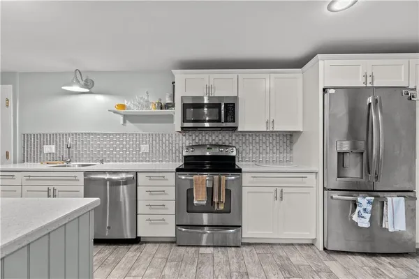 $2,200 | 66 Girard Avenue, Unit 114, Newport, RI 02840