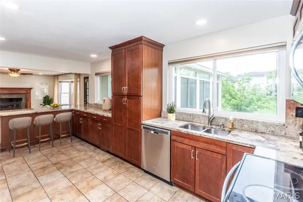 $460,000 | 701 Oak Run Lane, Ballwin, MO 63021