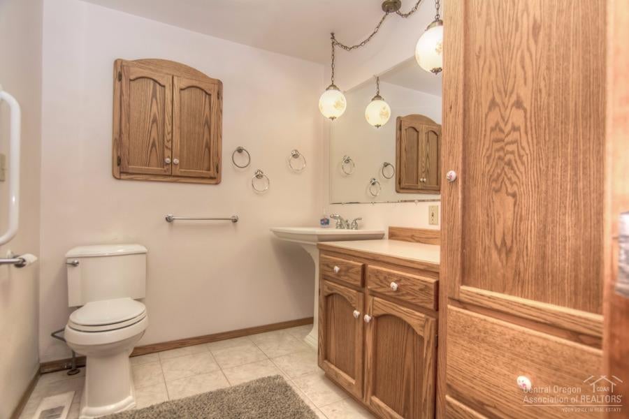 1046 Southwest 13th Street Redmond, OR 97756 - Photo 15 of 25 Gallery Image 15