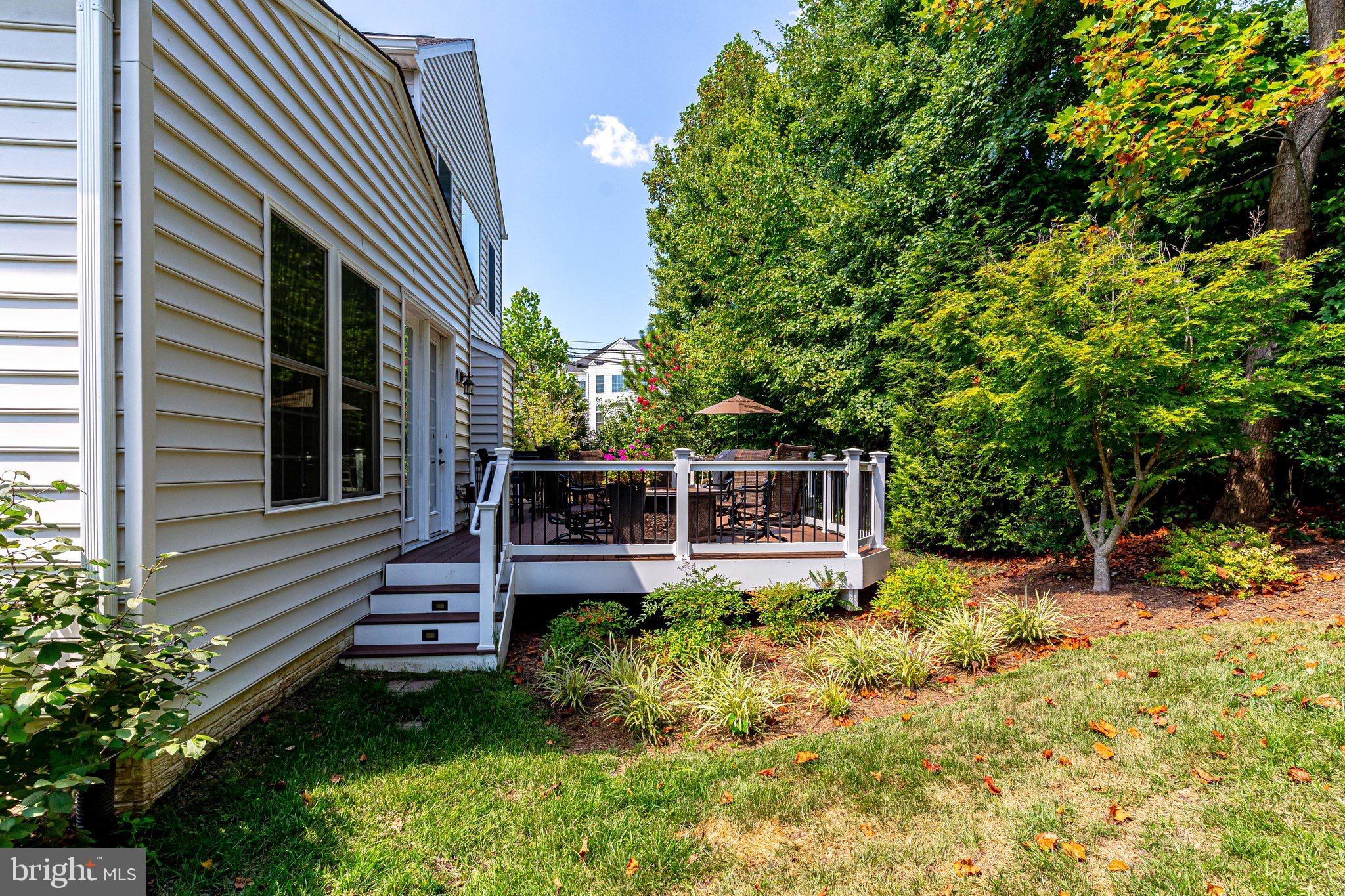 7561 Glen Pointe Court Springfield, VA 22153 - Photo 6 of 67 Backs to Trees