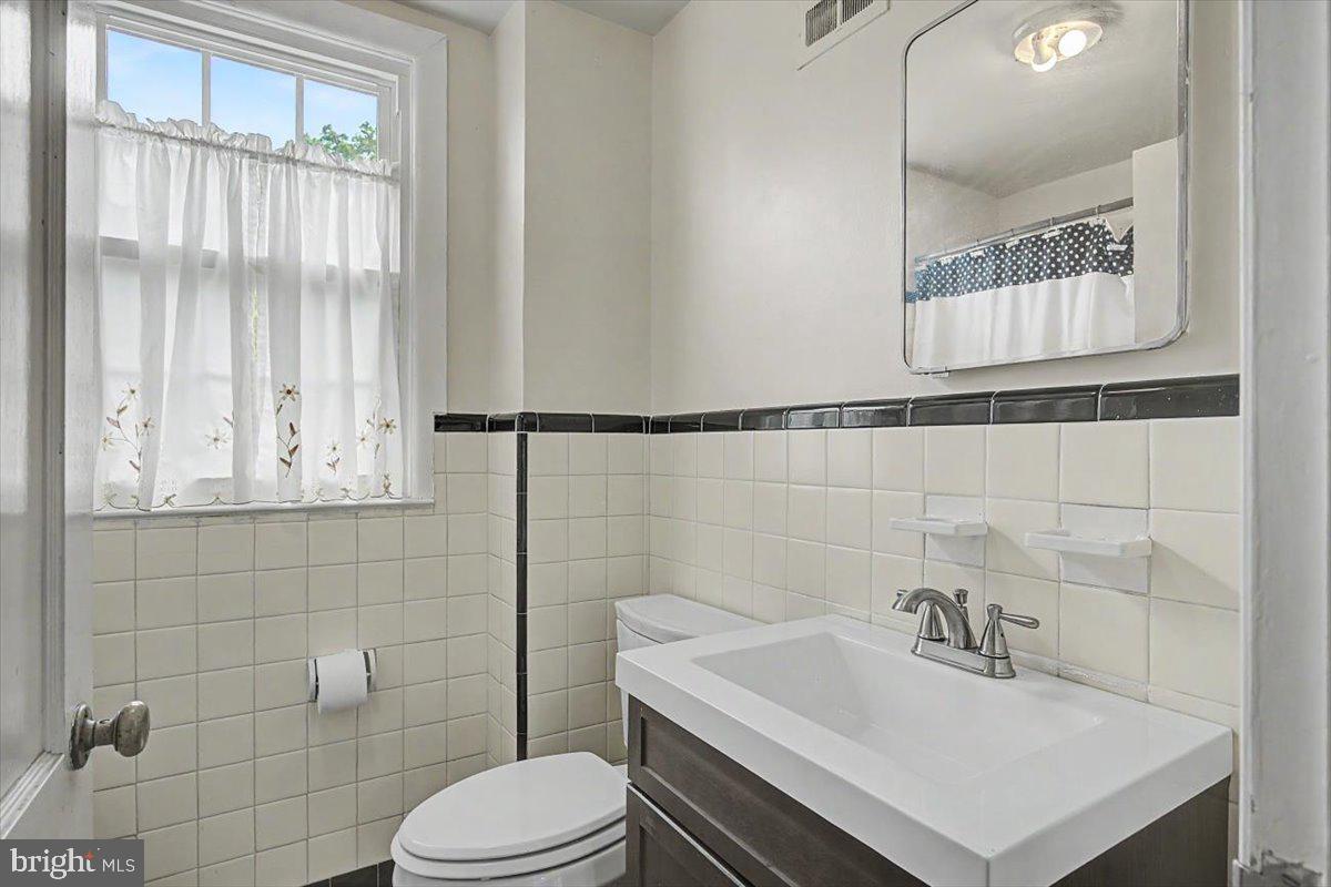 2202 Amhurst Road Wilmington, DE 19803 - Photo 24 of 33 Full upstairs bathroom