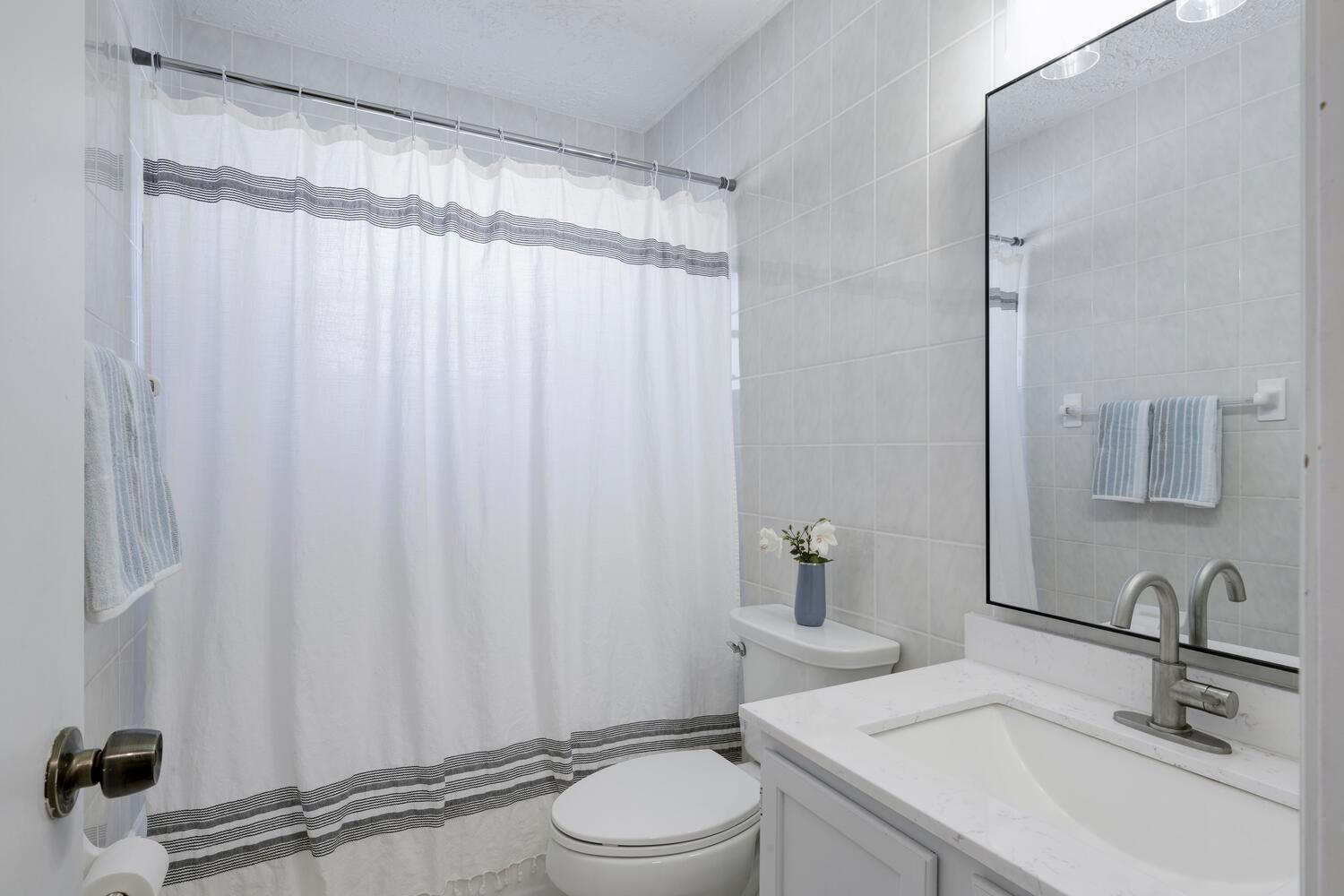 3745 Southeast Middle Street Stuart, FL 34997 - Photo 14 of 25 Guest bathroom