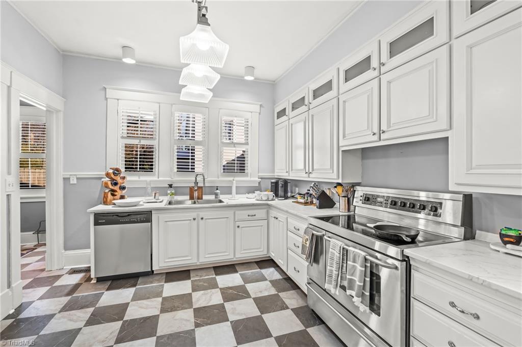 630 Colonial Drive High Point, NC 27262 - Photo 14 of 37