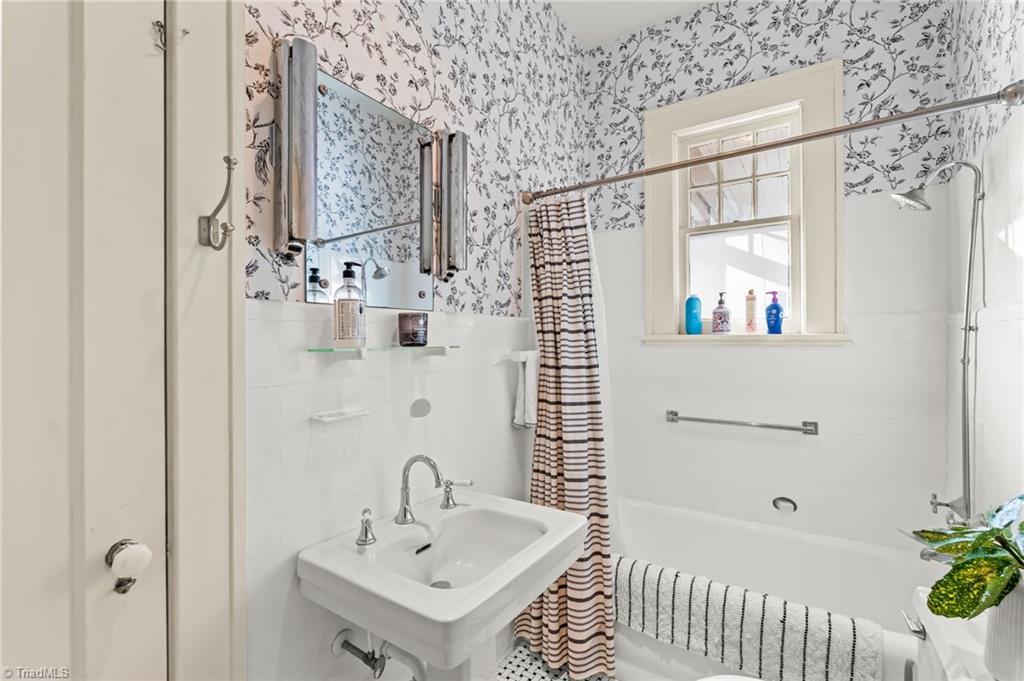 630 Colonial Drive High Point, NC 27262 - Photo 28 of 37