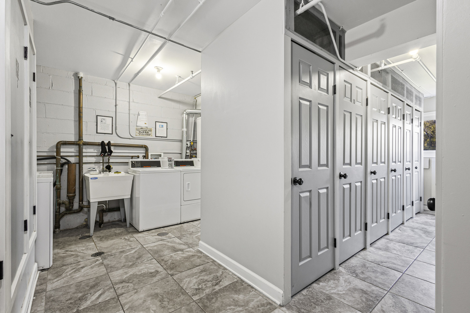 9561 Dee Road, Unit 1D Des Plaines, IL 60016 - Photo 15 of 15 a view of a kitchen with electric appliances