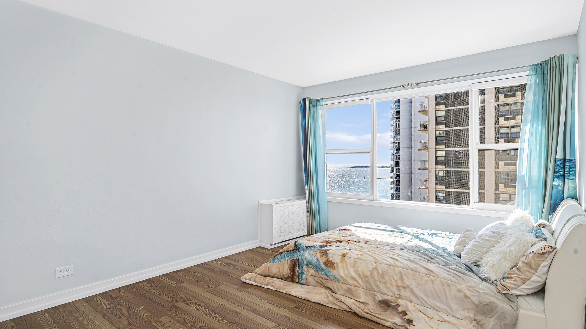 6157 North Sheridan Road, Unit 18K Chicago, IL 60660 - Photo 8 of 14 a bedroom with a bed and a window