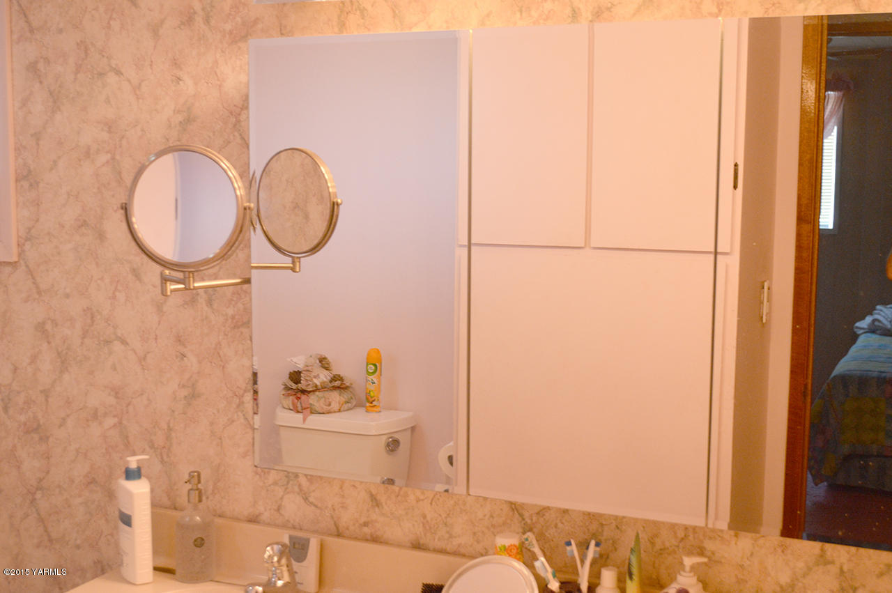 931 Barker Road Granger, WA 98932 - Photo 11 of 22 a bathroom with a sink and a mirror