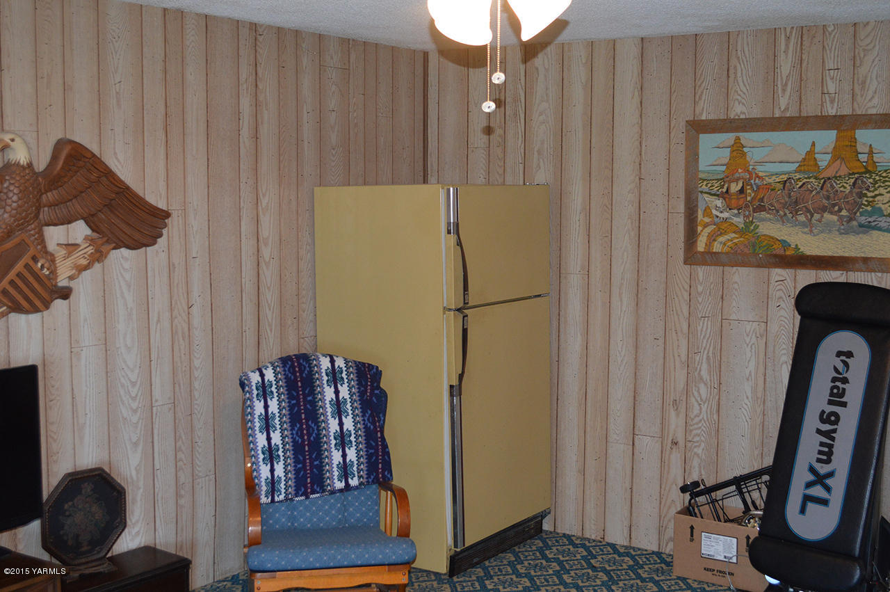 931 Barker Road Granger, WA 98932 - Photo 12 of 22 a view of entryway with wooden floor