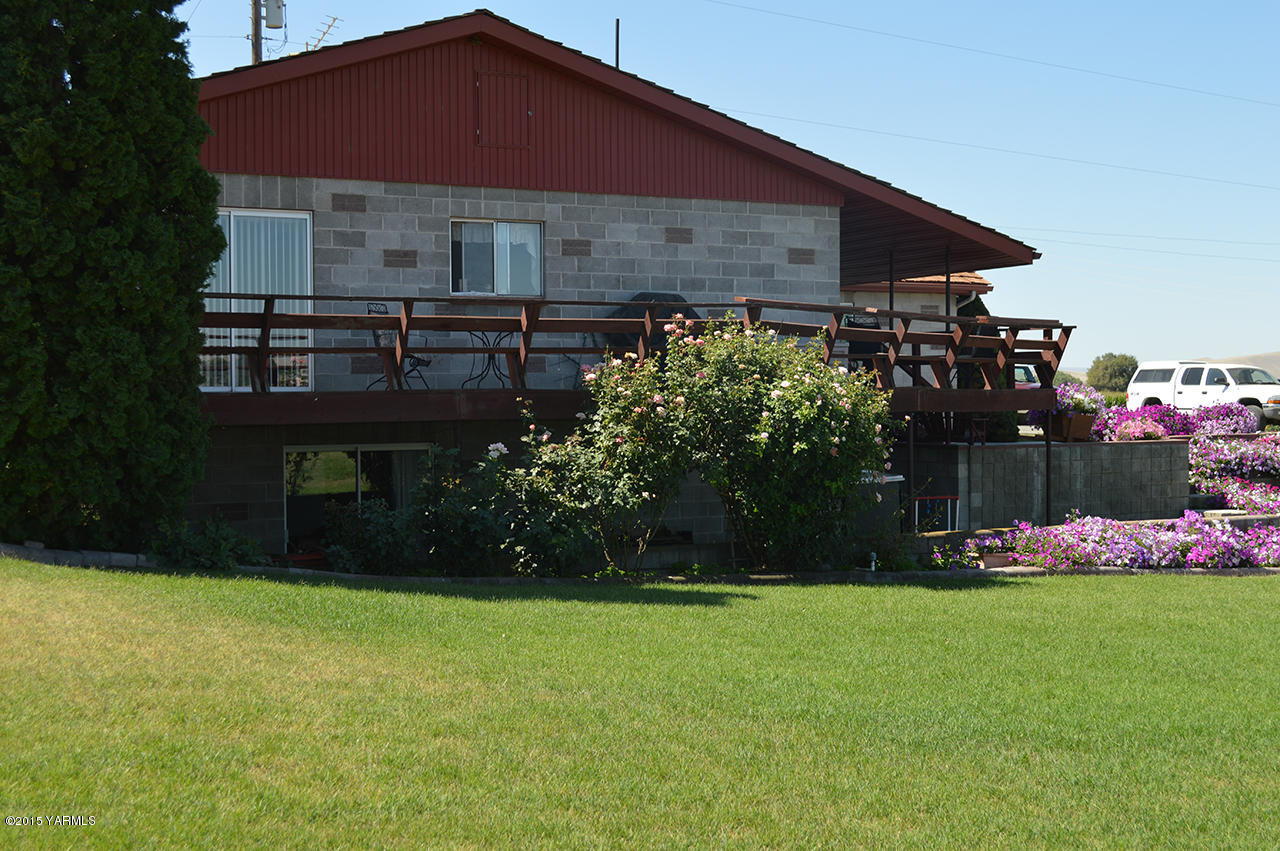 931 Barker Road Granger, WA 98932 - Photo 17 of 22 a front view of a house with garden
